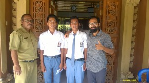 Two students of SMA 1 Nusa Penida were given scholarships.